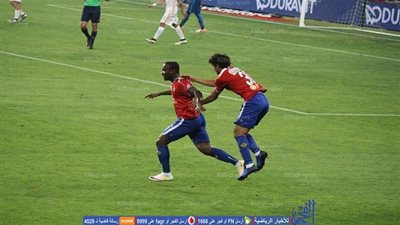 9 مشاهد تُلخص الودية الرسمية للمارد الأحمر أمام الذئاب