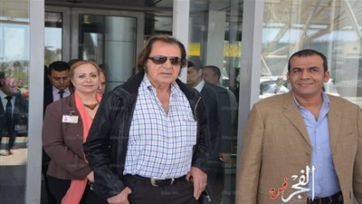 engelbert Humperdinck يصل مطار القاهرة لدعم وتنشيط السياحة (صور)