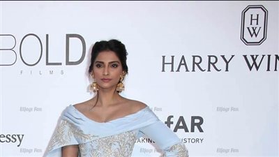 سونام كابور تجمع التبرعات في احتفالية amfAR بفرنسا.. (صور)