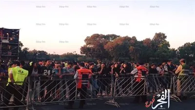 جمهور الأمريكي كريس براون ينتظر بدء حفله فى 