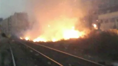 حريق في حشائش ملاصقة للسكة الحديد تتسبب في تعطل حركة القطارات بكفرالشيخ