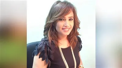 رشا نبيل تبدأ برنامجها بالنشيد الوطني وترتدي الزي الأسود حدادًا على ضحايا الطائرة (فيديو)