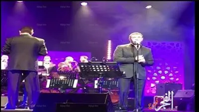 بالفيديو.. كاظم الساهر يُغنى 