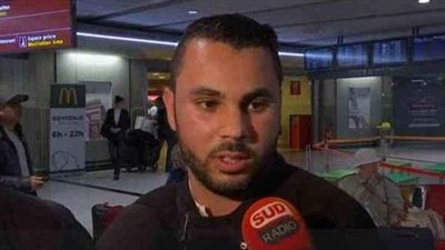 شاهد.. ماذا فعل الناجي الوحيد من الطائرة المصرية؟ 