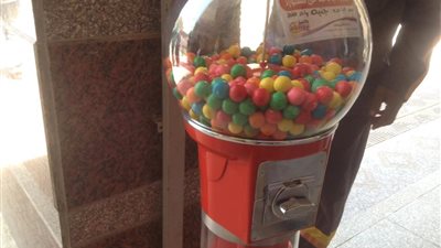 لأول مرة.. ماكينات آلية لبيع الحلوى والألعاب بمحطات المترو (صور)