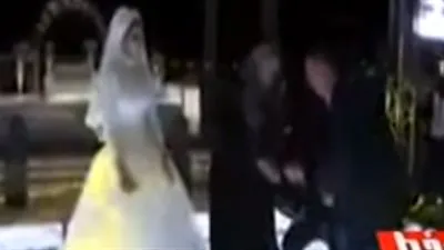 عريس يقبل قدم والده وأمه في حفل زفافه (فيديو) 