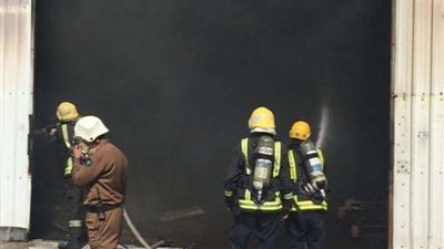 12 فرقة إطفاء تكافح حريقاً هائلاً التهم 6 مستودعات بالدمام