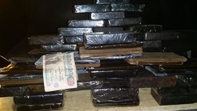 ضبط 3 أسلحة خرطوش وكيلو حشيش بمنزلي عاطلين في 