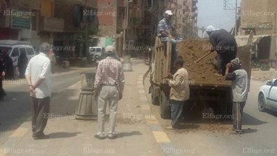 مدينة شبين الكوم تحول صناديق القمامة القديمة إلى «وعاء للزهور» (صور)