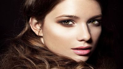 الهايلايتر المنتج الذى ينصح خبراء التجميل بتواجده في كل علبة مكياج