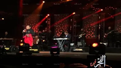 ملحم بركات يحمل العلم المغربي فى حفله بـ 