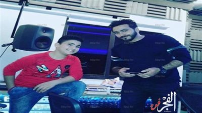 تامر حسني ينشر صورة مع عموري