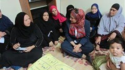 نائب محافظ القاهرة تشارك سيدات فصول محو الأمية في عزبة خير الله 