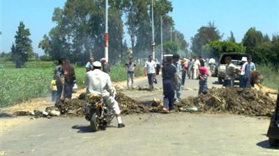 الأهالي يقطعون الطريق عقب مصرع 