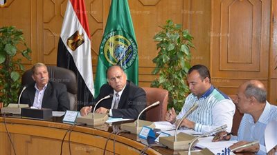 محافظ الإسماعيلية يلتقي بأهالي 