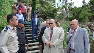 محافظ الدقهلية يجري جولة في نهر النيل لتنفيذ مشروع النقل النهري بالمنصورة (صور)