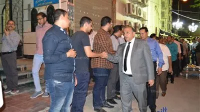 مواطنون بالسويس يقدمون العزاء لأسرة شهيد الطائرة المنكوبة (فيديو وصور)