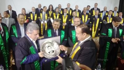 وزير التعليم العالي يكرم رؤساء جامعة بني سويف السابقين (صور) 