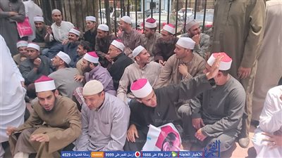 خطباء المكافأة يفترشون رصيف 