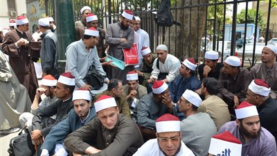 خطباء وأئمة المكافأة يفترشون رصيف 