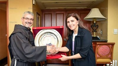 الأب بطرس دانيال يكرم ماجدة الرومي على مجمل أعمالها.. (صور)