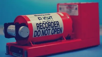 قصة الصندوق الأسود الذي يحل لغز الطائرة المصرية (فيديو)