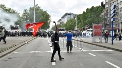 الشرطة تستخدم خراطيم المياه لتفريق 