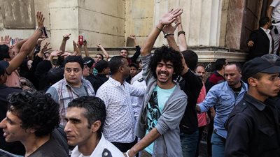 وصول 47 متهما بالتظاهر ضد اتفاقية ترسيم الحدود إلى محكمة الجيزة لنظر الاستئناف على حبسهم 