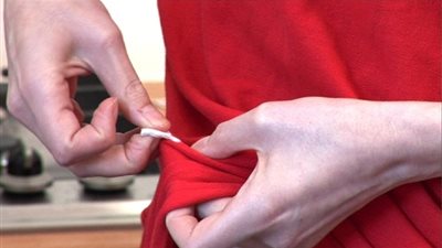 كيفية التخلص من العلكة الملتصقة بالملابس