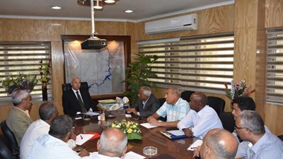 محافظ أسوان يطالب رؤساء المراكز والمدن بسرعة بحل مشكلة النظافة‎