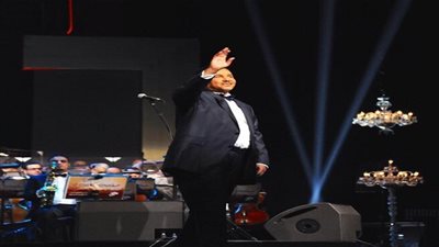 شاهد.. أول صور فنان العرب محمد عبده على المسرح الكبير بالأوبرا