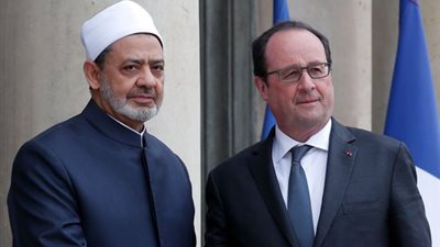 شيخ الأزهر يجبر الرئيس الفرنسي على كسر قواعد البروتوكول الرئاسي (فيديو)