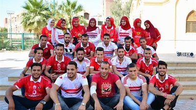 طلاب خدمة اجتماعية الفيوم يحتفلون بالتخرج بتيشيرتات الأهلي والزمالك..(صور)