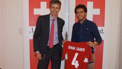 سفير سويسرا يحتفل بعمر جابر بعد إنتقاله الى بازل السويسرى