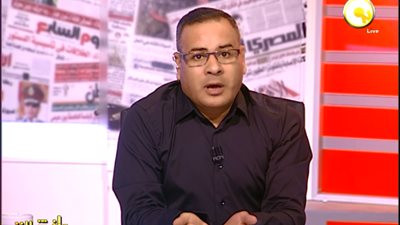 القرموطي يعنف فريق برنامجه على الهواء: 