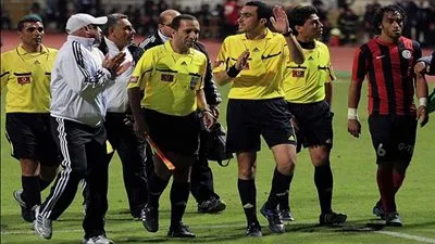 حكم مباراة الأهلي والمقاولون يكشف سبب طرد ثنائي الذئاب