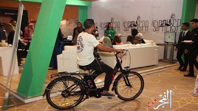 شخص مجهول يقود دراجة داخل معرض الصحة والجمال (صور)