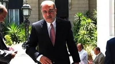 مواطنون لرئيس الوزراء خلال افتتاحه 