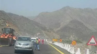 مرور عسير يحول حركة سير عقبة ضلع عقب انهيار في الموقع