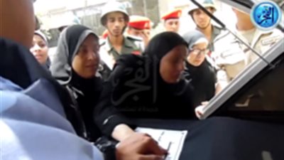 والدة شهيد الإسكندرية أثناء إلقاء نظرة الوداع على جثمان إبنها: 