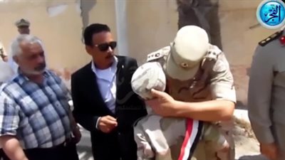 طفل يرتدى الزى العسكرى ويلقى التحية لوالد شهيد الإسكندرية ..(فيديو)