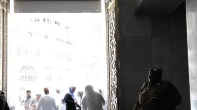 منع فتاة حاولت دخول المسجد الحرام  بفستان الزفاف