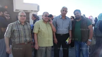 وقفة بالزهور على كوبري ستانلي بالإسكندرية تضامنًا مع ضحايا طائرة 