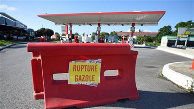 الحكومة الفرنسية تتعهد بتوفير الوقود اعتبارا من الاثنين