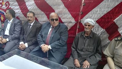 محافظ الدقهلية يقدم العزاء لأسرة شهيد المنزلة ويوجه بصرف معاش لوالدة الشهيد 