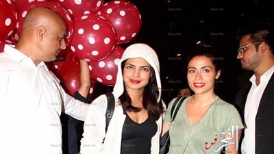 الجماهير تستقبل بريانكا تشوبرا في مطار مومباي بطريقة رائعة (صور)