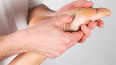 تشوه تام في قدمي شاب بسبب التشخيص الطبي الخاطئ (فيديو)