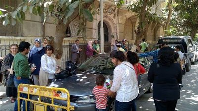 تجمع الصحفيين أمام قسم قصر النيل بعد حبس نقيبهم لاتهامه بإيواء مطلوبين