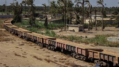 لأول مرة.. شحن الفوسفات في السكة الحديد من ميناء دمياط (صور)