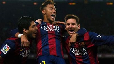 صورة ... نجم برشلونة يلتقط سيلفي مع والده